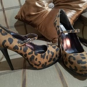 Vera Wang Leopard Pumps (New)
